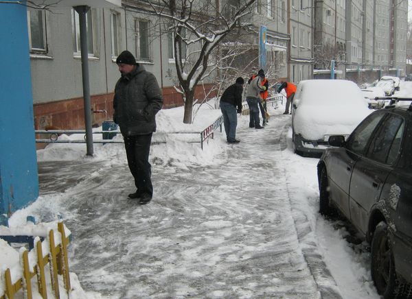 Очистка тротуара от снега